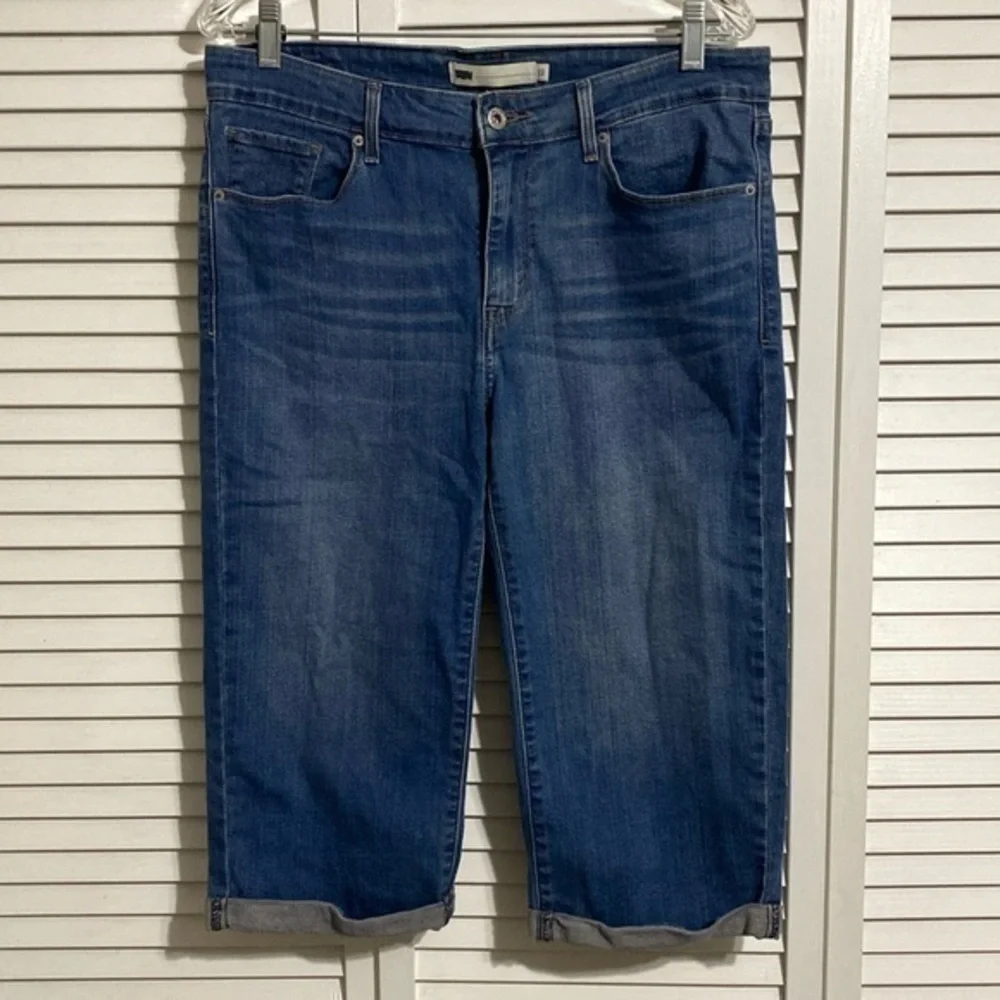 Levi's Cropped Jeans - Picture 1 of 10